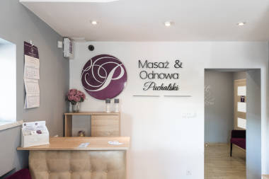 Na zdjęciu znajduje się wejście oraz recepcja salonu masaż&odnowa Puchalski